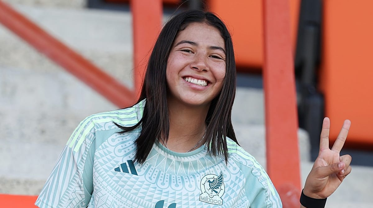 Dana Sandoval apoya a sus compañeras desde las gradas en el debut de México en la Copa del Mundo Sub-17